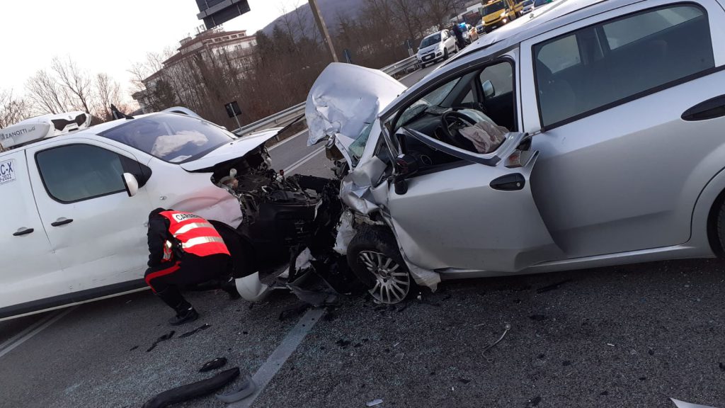 Schianto sulla Ss 87, disperate le condizioni del marito della vittima