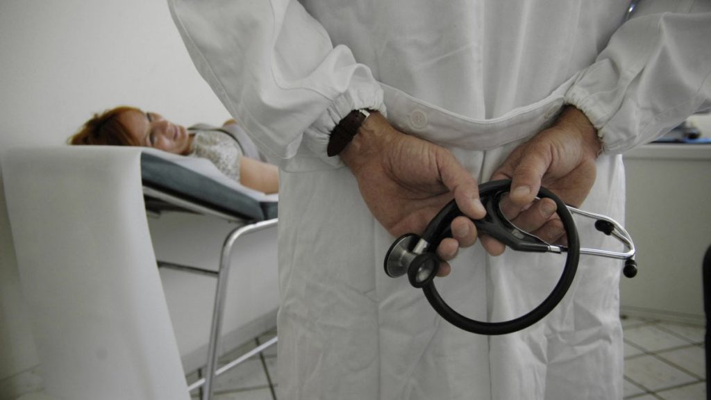 Blocco delle sale operatorie dietro l’angolo, salti mortali per evitarlo