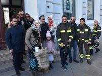 Delirio in piazza Monumento a Termoli, arriva la “vecchia con la scopa”