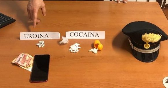 Spacciava eroina e cocaina, in manette una 22enne