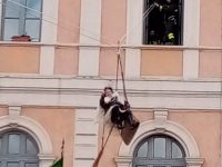 Campobasso, a Palazzo San Giorgio arriva la Befana: la magia si rinnova grazie ai Vigili del fuoco