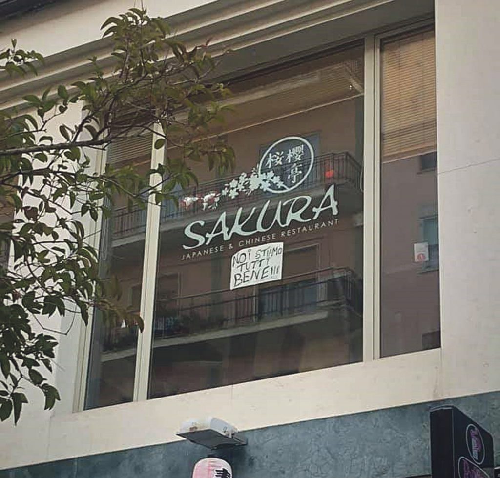 Negozi cinesi deserti, a Campobasso spunta un cartello: «Stiamo tutti bene»