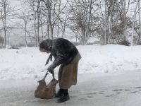 Frosolone, anziana sotto la bufera rischia l’assideramento: salvata dal vigile urbano