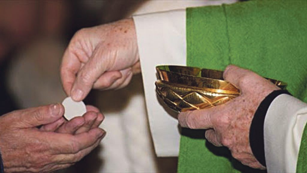 La Chiesa ai tempi del Covid 19, svuotate le acquasantiere e Comunione solo fra le mani