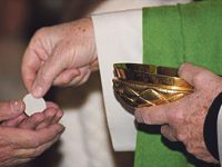 La Chiesa ai tempi del Covid 19, svuotate le acquasantiere e Comunione solo fra le mani