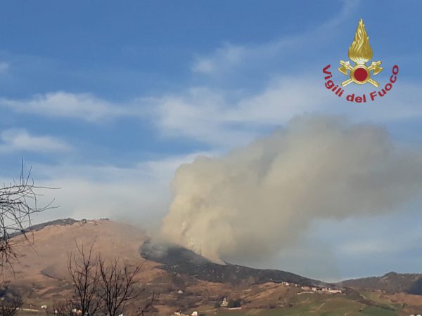 Monte Sant’Onofrio, in cenere 5 ettari di macchia mediterranea: squadre a terra e in volo per domare le fiamme