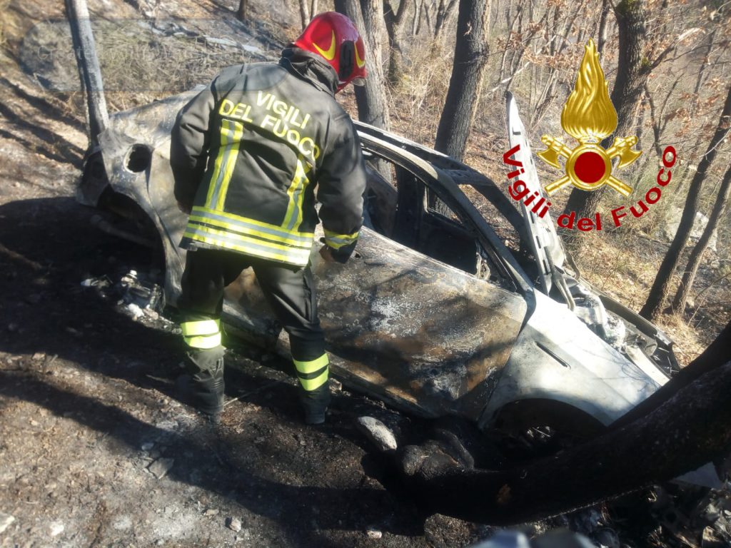 Assalto al portavalori dell’Ivri al bivio di Salcito, fallito il colpo i banditi incendiano l’auto