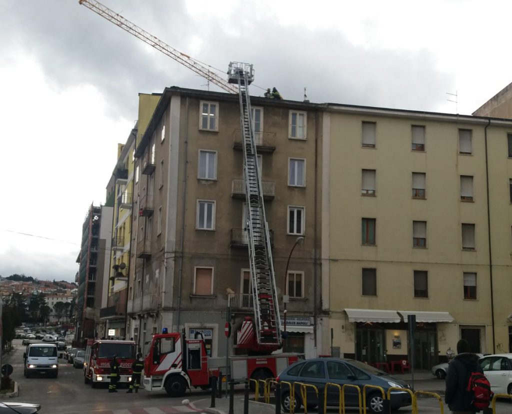 Tegole pericolanti, alberi abbattuti e segnaletica divelta: il vento flagella la città