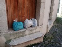 Scempio nel centro storico di Venafro, immondizia ovunque