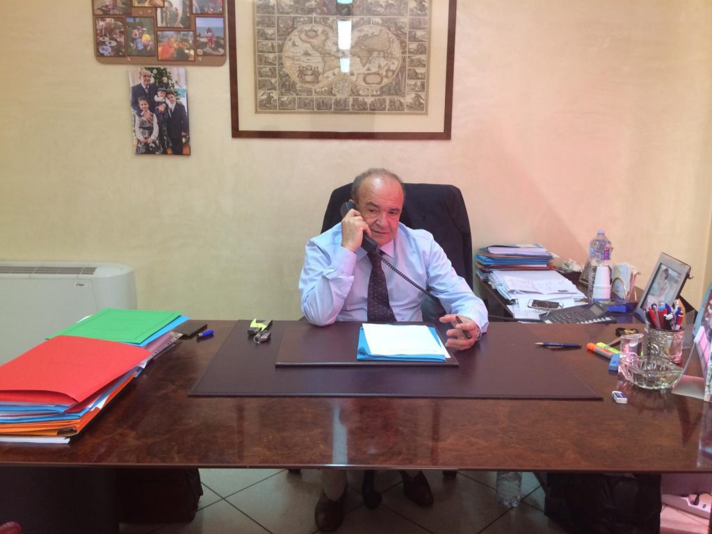 Coronavirus, a Montaquila il sindaco Marciano Ricci fa sanificare scuola e pulmino