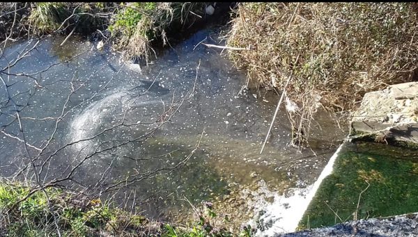 Schiuma nel torrente Rava, ancora casi di sversamento nell’acqua