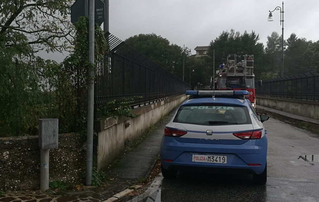 Isernia, donna tenta di lanciarsi nel vuoto: attimi di panico sul ponte Cardarelli