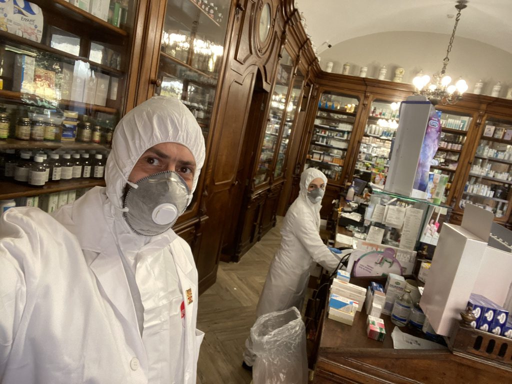 Tuta e mascherine in farmacia, «ci proteggiamo per proteggervi»