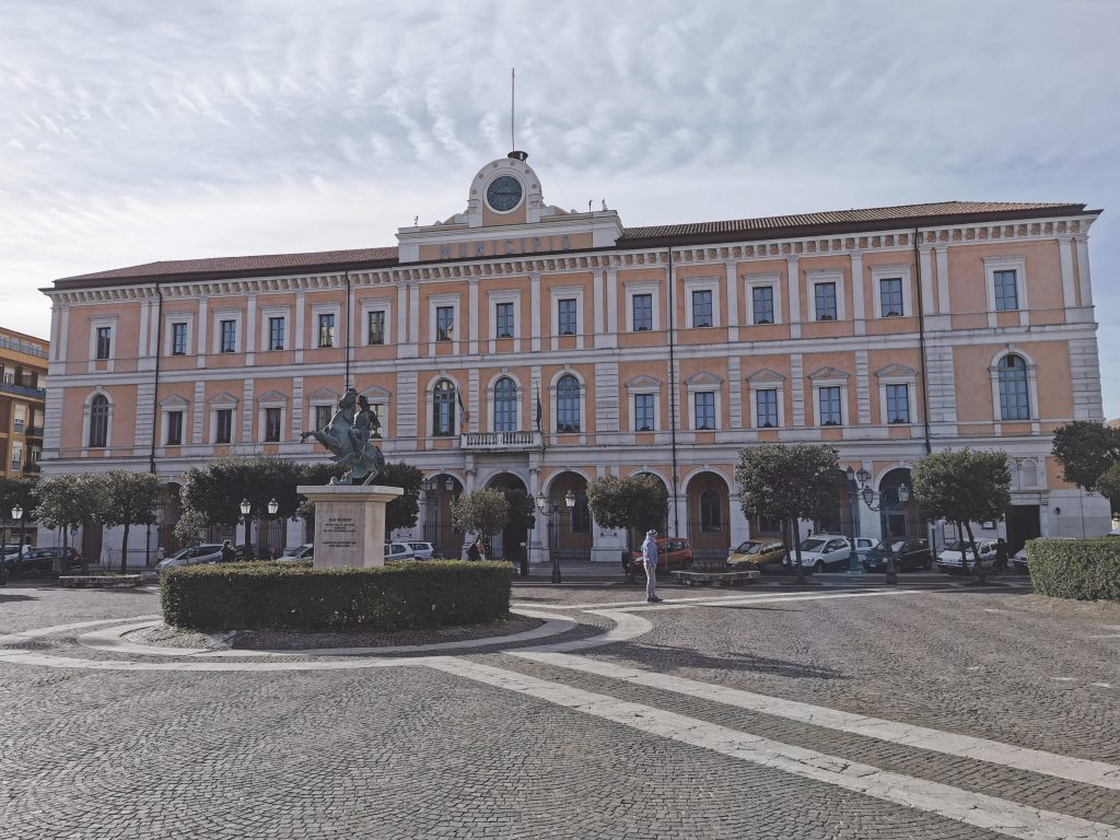 Covid-19, nuova ordinanza del sindaco Gravina: altre prescrizioni per i locali