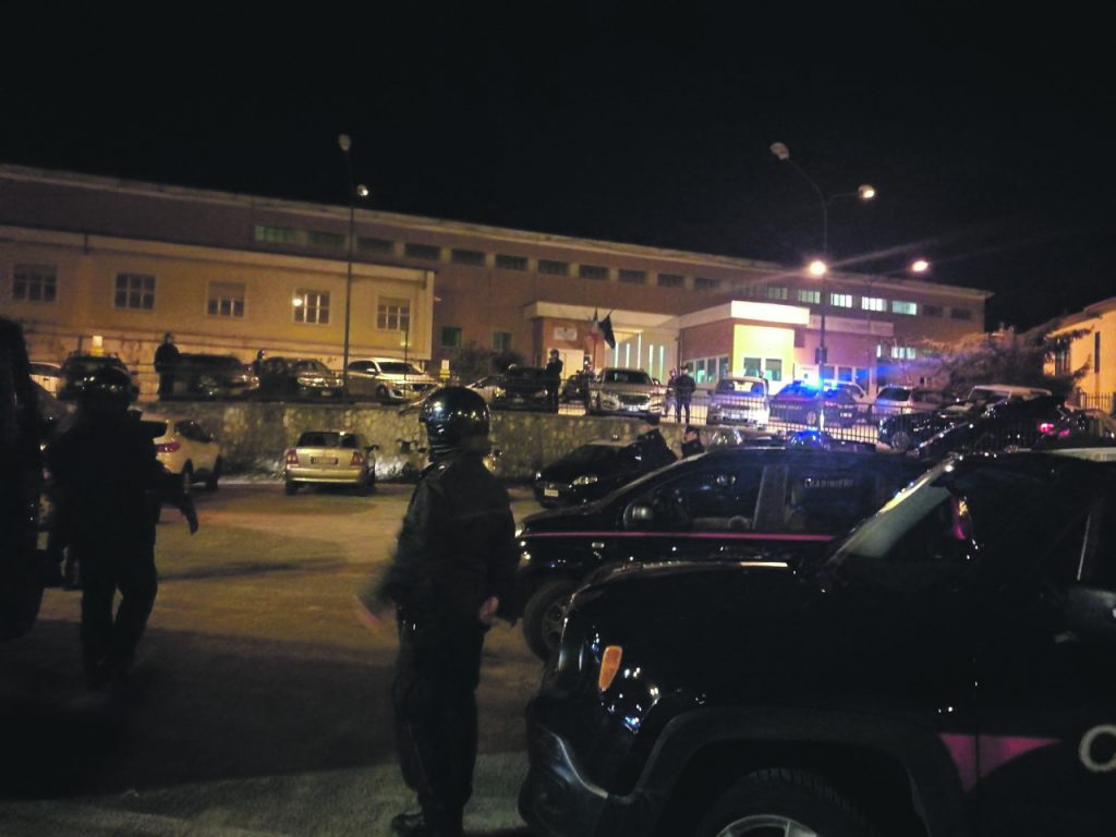 Detenuti in rivolta a Isernia, carcere a ferro e fuoco: danni e materassi incendiati