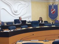 Il Covid riscrive le regole, Consiglio nell’Aula vuota