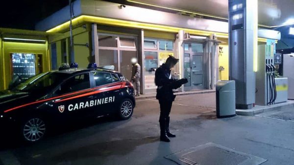 Rapina al distributore di Pettoranello, 24enne incastrato grazie ai filmati delle telecamere