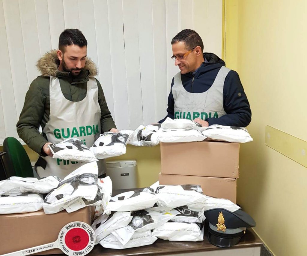 Campobasso, comprava mascherine a 85 centesimi l’una e le rivendeva a 13 euro: commerciante nei guai