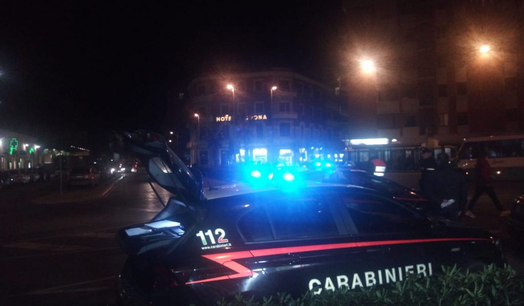 Termoli, prepara pizze da portare a domicilio ma accoglie due clienti a bere birra