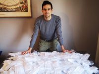 A Termoli i grillini dispensano mascherine alla gente