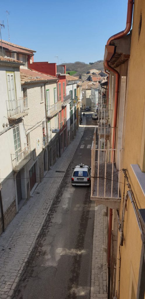 L’Ave Maria di padre Mario rompe il silenzio surreale a Riccia