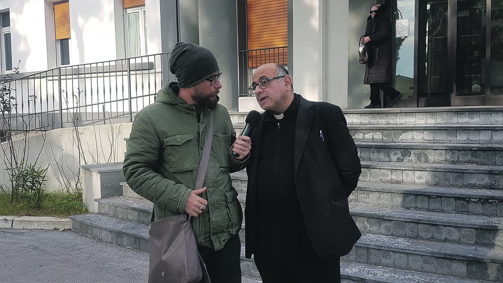 Attenzioni ‘morbose’ per i più piccoli, ma le mamme di Belmonte difendono il parroco