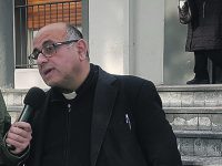 Attenzioni ‘morbose’ per i più piccoli, ma le mamme di Belmonte difendono il parroco