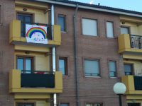 Andrà tutto bene, arcobaleni alle finestre per tornare a sperare