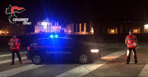 Un fermo immagine tratto da un video dei carabinieri mostra un momento dell'operazione che ha permesso di individuare una famiglia del Torinese composta da marito, moglie e figlio, che con la complicità di 20 persone, consegnava stupefacenti a domicilio pretendendo un sovrapprezzo per le spese di carburante in base alla distanza chilometrica da percorrere, 3 ottobre 2019. Le ordinazioni avvenivano tramite telefono, Whatsapp e Facebook, con un linguaggio in codice.
ANSA/ UFFICIO STAMPA
++HO - NO SALES EDITORIAL USE ONLY++