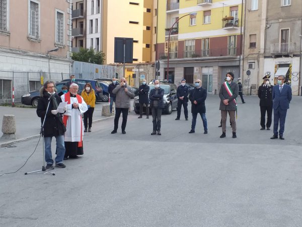 Il Venerdì santo a Campobasso: preghiera davanti al carcere e Teco Vorrei dai balconi