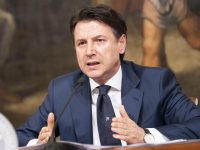 Su le serrande delle librerie e orari più lunghi per evitare assembramenti