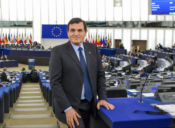 Covid, il Parlamento Ue approva le misure