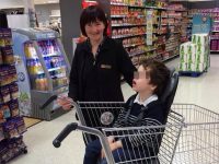 Termoli, va a fare la spesa con la figlia di 7 anni e viene rimproverata: «La prossima volta la lasci fuori»