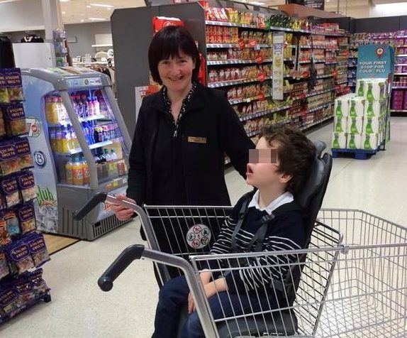 Termoli, va a fare la spesa con la figlia di 7 anni e viene rimproverata: «La prossima volta la lasci fuori»