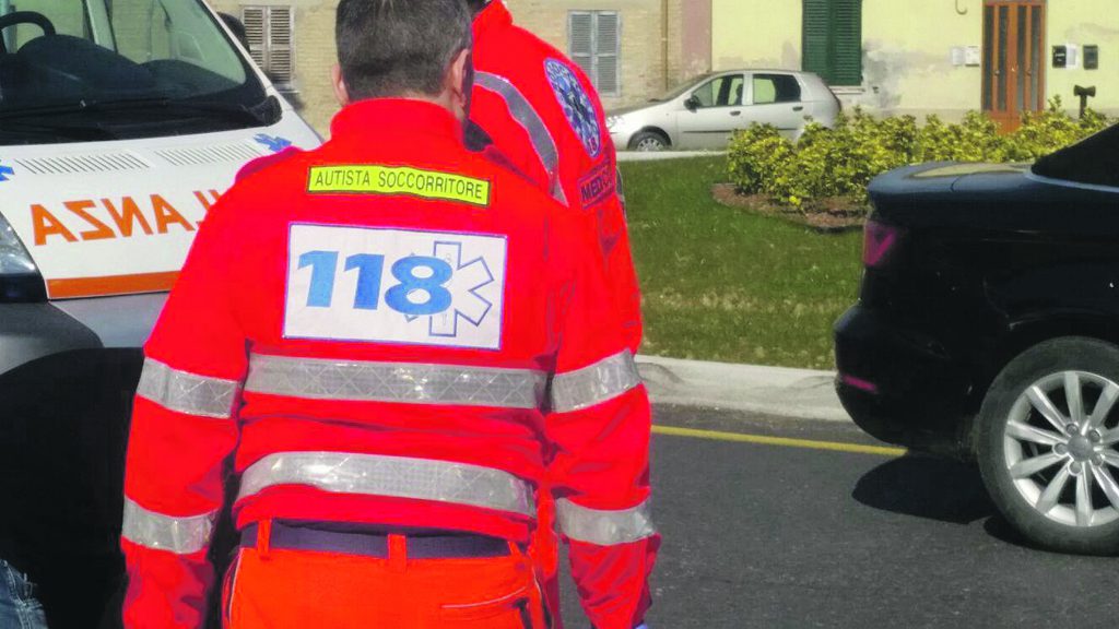 Invisibili, però ci hanno rimesso la vita: la guerra degli autisti soccorritori al Covid