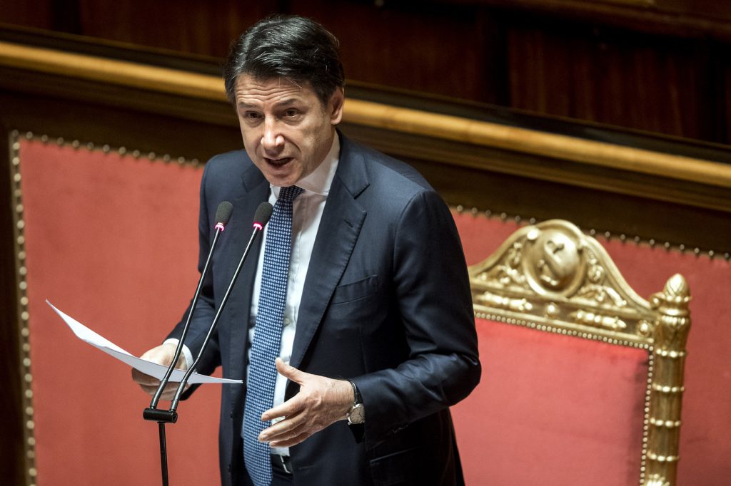 Dpi e distanziamento fino al vaccino, Conte: decreto da 50 miliardi