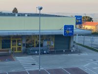 Larino, esce dalla quarantena per fare la spesa: crea il trambusto al discount