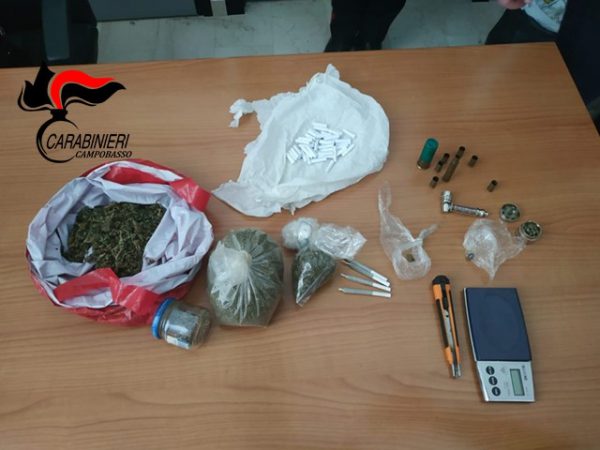 Droga nel suo negozio a Mirabello, in manette
