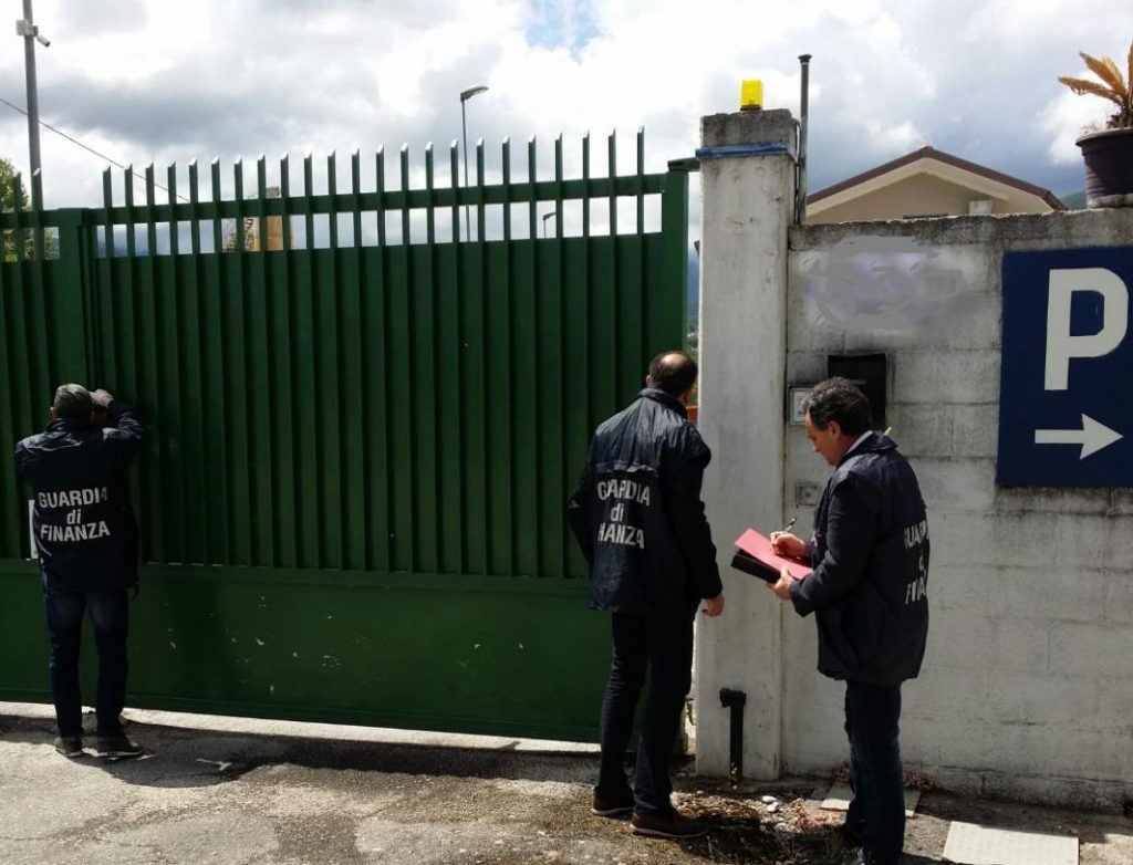 Carburante a ribasso e 12 milioni sottratti al fisco, sigilli a 2 aziende