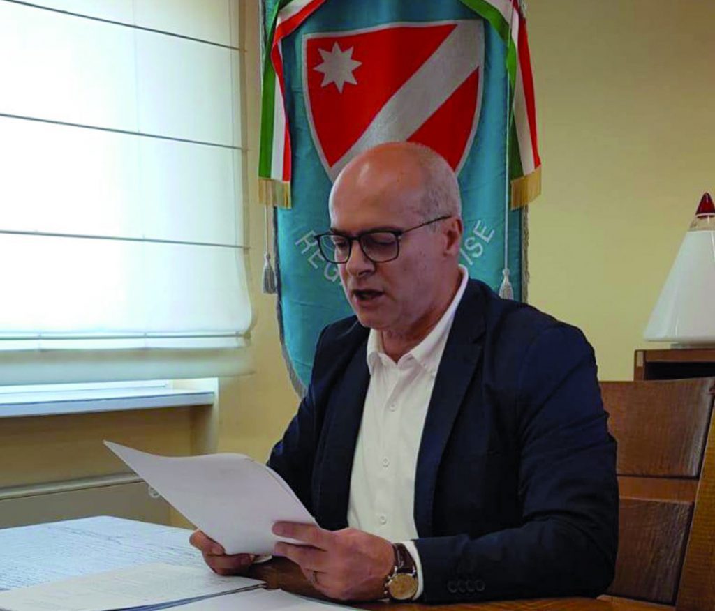 Fra Salvini e i suoi, Toma sceglie la maggioranza: ricongelato il 5° assessore