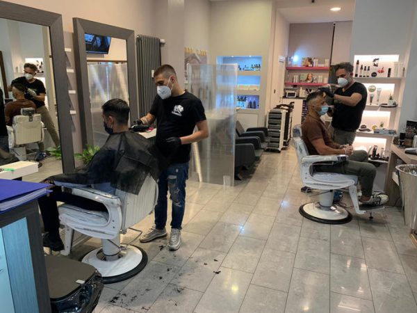 Parrucchiere aperto a Bolzano durante la fase 2 dell'emergenza Coronavirus, Bolzano, 11 maggio 2020. ANSA