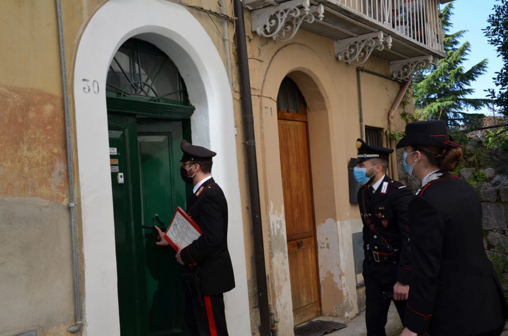 Carovilli, deve ritirare i soldi alle poste: anziana chiama i Carabinieri
