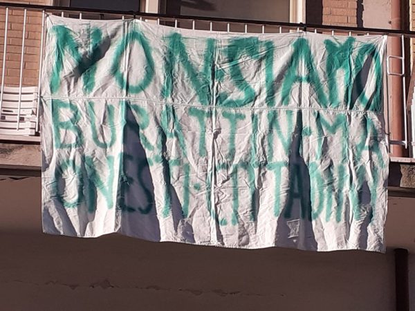 A Larino centinaia di lenzuola esposte dai balconi a sostegno del Vietri