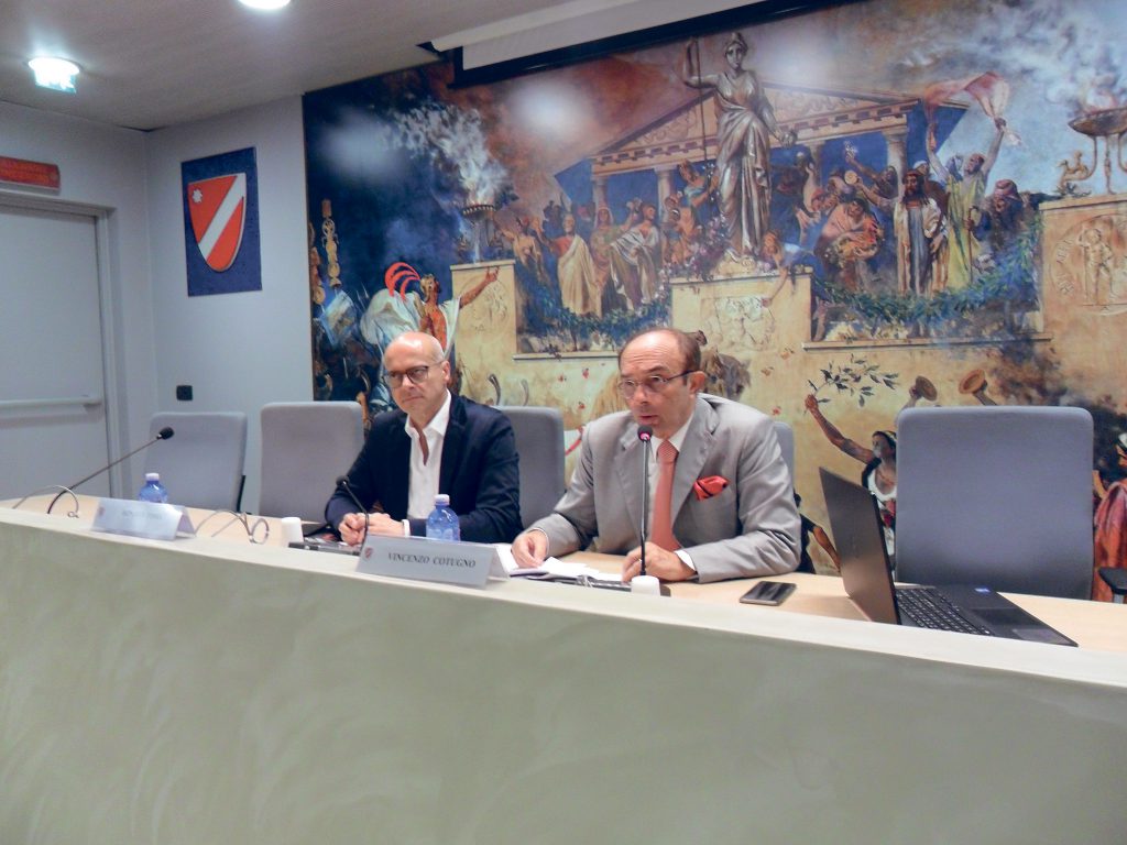 L’apertura dei lavori, poi la chiamata: il cordoglio sospende ostilità e riunione