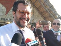 Tensioni nel centrodestra e quinto assessore, Salvini: «Prendo un caffè con Toma»