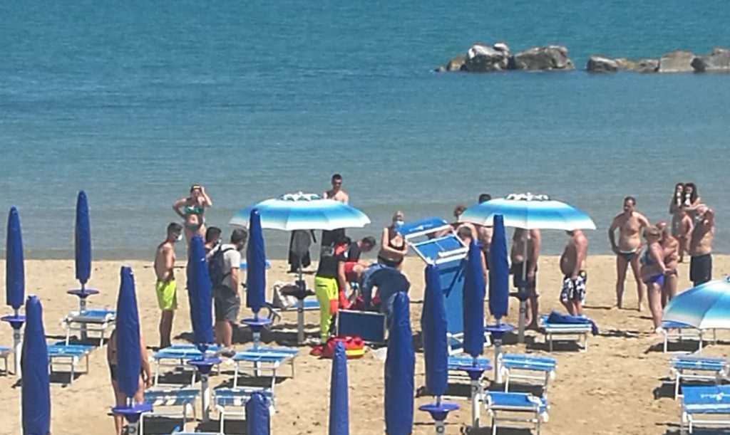 Termoli, infarto sotto l’ombrellone: 57enne defibrillata sulla spiaggia dal 118