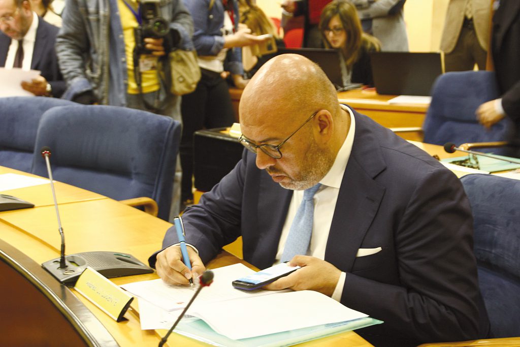 Mozione quasi pronta, la sfiducia tenta i ribelli