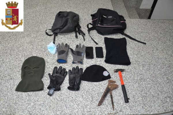 Campobasso, prima tentano un furto in centro poi aggrediscono gli agenti: in 2 in manette