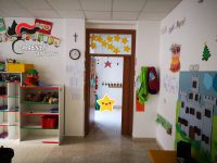 Faccia al muro, schiaffi e insulti: orrore all’asilo