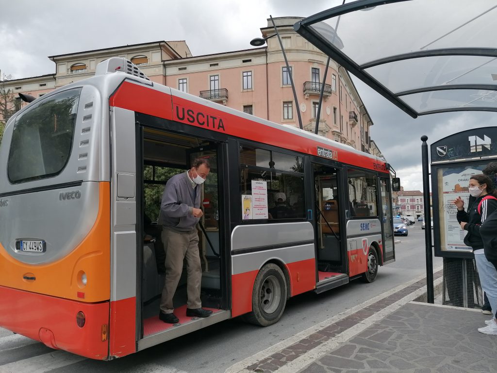 Posti più che dimezzati e poche corse, litigi e pendolari a piedi